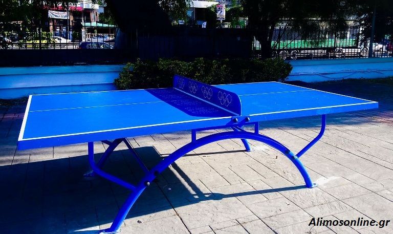 Τραπέζι πινγκ-πονγκ τοποθετήθηκε στην παιδική χαρά της παραλίας