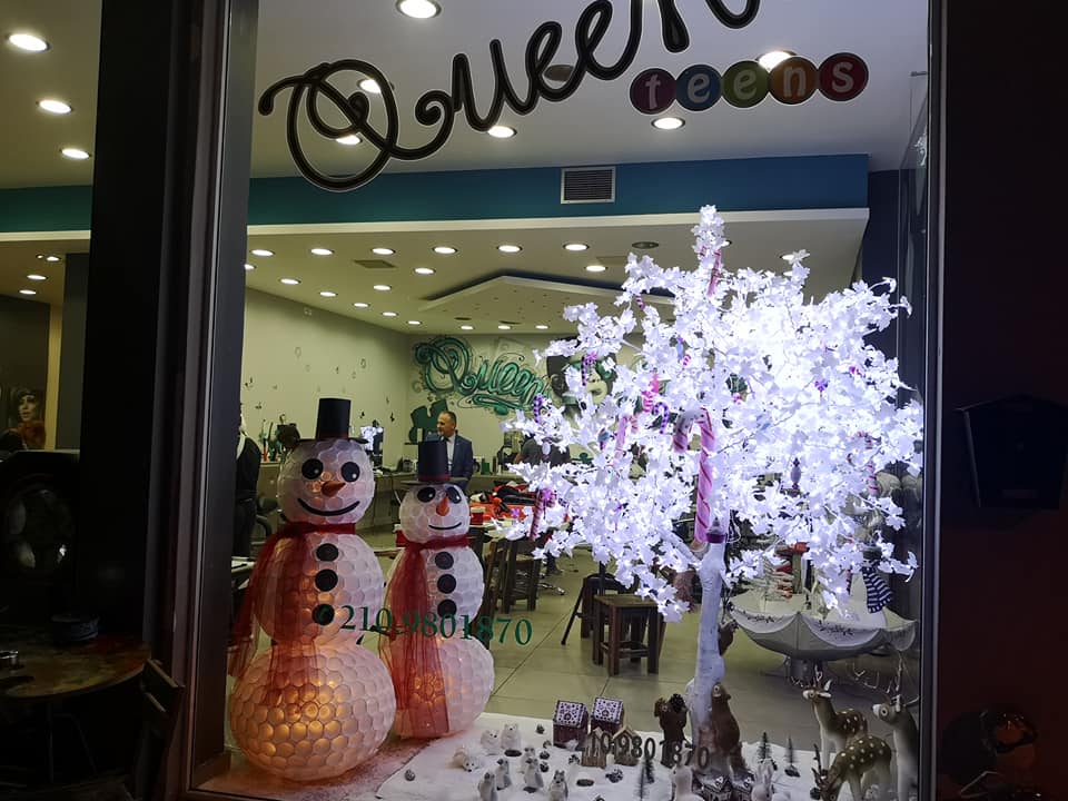 Τα γιορτινά του έβαλε το Queens Teens σε μία από τις πιο εντυπωσιακές βιτρίνες