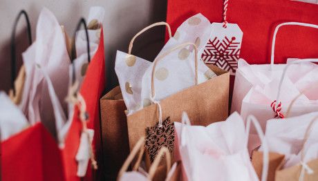 Πότε ξεκινά το εορταστικό ωράριο και ποιες Κυριακές θα είναι ανοιχτά τα καταστήματα