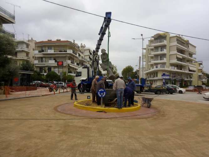 Τοποθετείται το γλυπτό «Όμηρος» 