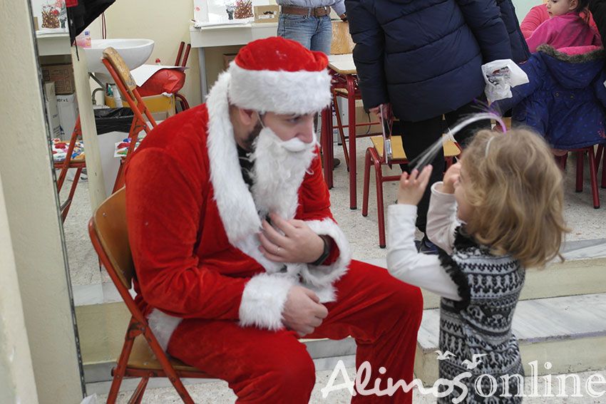 Μία όμορφη χριστουγεννιάτικη γιορτή έγινε σήμερα στο 5ο Δημοτικό Αλίμου