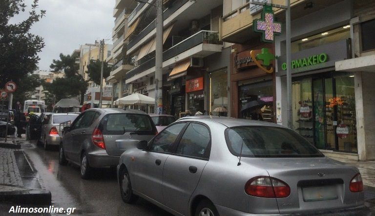Το λεωφορείο, τα διπλοπαρκαρισμένα αμάξια και το μποτιλιάρισμα αρκετών μέτρων