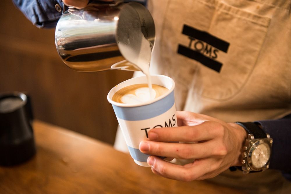 Το πρώτο TOMS Cafe ήρθε στο κέντρο της Αθήνας