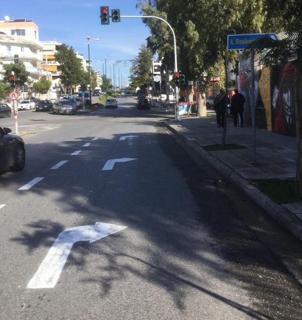 Βέλη δεξιάς κατεύθυνσης προς την οδό Ήρωος Μάτση