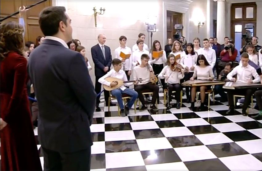 Το μουσικό σχολείο Αλίμου είπε πρώτο τα κάλαντα στον Πρωθυπουργό