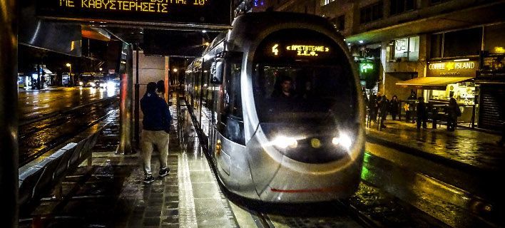 Άνδρας παρασύρθηκε από τραμ στη Νέα Σμύρνη