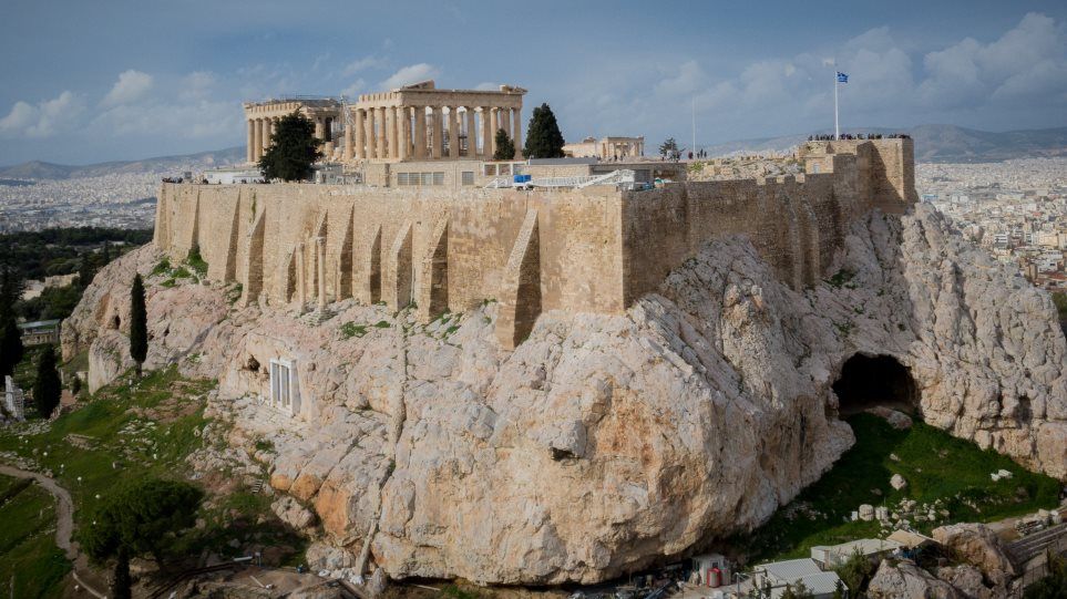 Άνδρας έπεσε από την Ακρόπολη