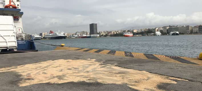 Πειραιάς: Αυτοκίνητο έπεσε στο λιμάνι