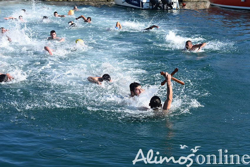 Είκοσι δύο άνδρες και δύο κορίτσια βούτηξαν στα παγωμένα νερά της Μαρίνας Αλίμου