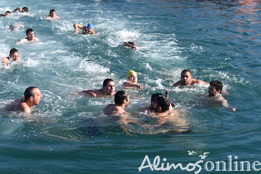 Η μικρή Καλαμακιώτισσα που βούτηξε σήμερα στα κρύα νερά της Μαρίνας
