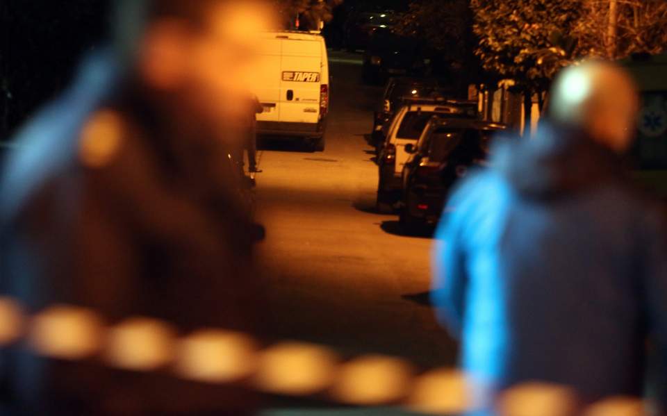 Άγιος Δημήτριος: Συνελήφθη ο 60χρονος που είχε κλειδωθεί με πιστόλι στο σπίτι του