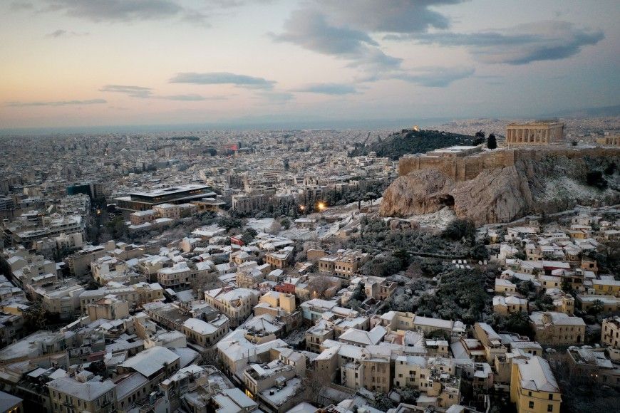 Εντυπωσιακές φωτογραφίες από τη χιονισμένη Ακρόπολη