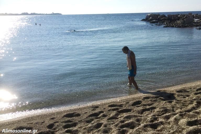Μερικοί ατρόμητοι Αλιμιώτες έκαναν σήμερα το μπάνιο τους στην παραλία
