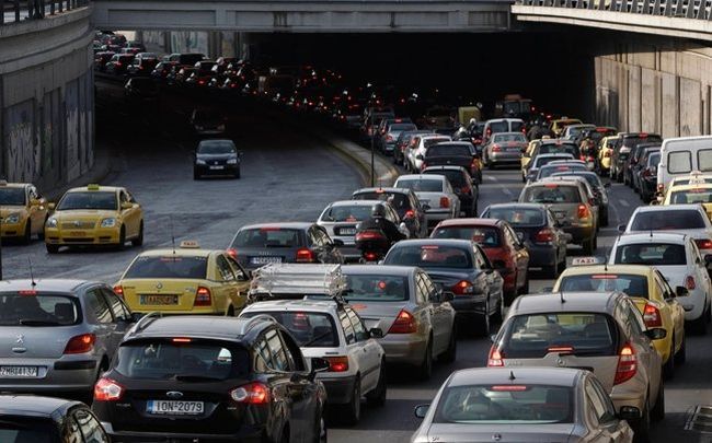Τροχαίο ατύχημα με τρία αυτοκίνητα έγινε το πρωί στην Λ. Ποσειδώνος