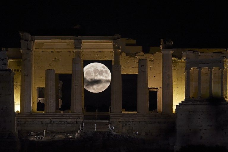 Υπερπανσέληνος και ολική έκλειψη, τα χαράματα της Δευτέρας