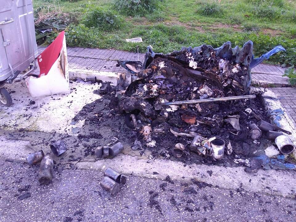 Φωτιά σε κάδο ανακύκλωσης έξω από το 6ο Δημοτικό Σχολείο Αλίμου