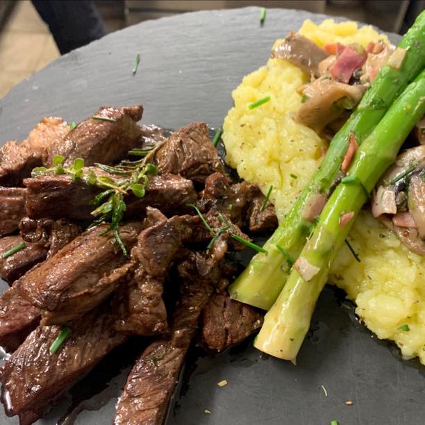 Η Τσικνοπέμπτη στην O’ Canto Pub έχει γεύση steak και μπύρας