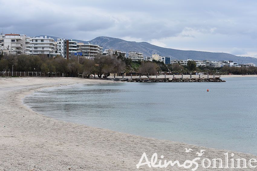 Η κακοκαιρία δεν «άγγιξε» την παραλία Αλίμου – «Λαδι» η θάλασσα αλλά άδειος ο πεζόδρομος