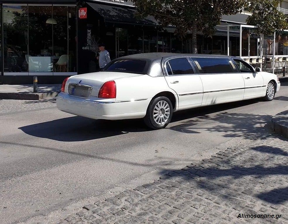 Μία λιμουζίνα στους δρόμους του Καλαμακίου