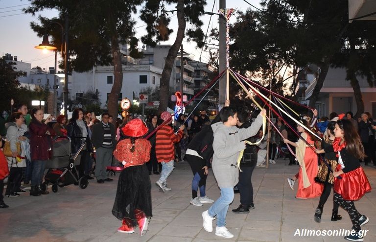 Πολύχρωμες κορδέλες γέμισε η Θουκυδίδου σήμερα το απόγευμα