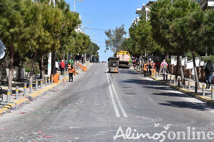Αμέσως μετά το τέλος της παρέλασης, υπάλληλοι του Δήμου ξεκίνησαν το δύσκολο έργο της καθαριότητας 