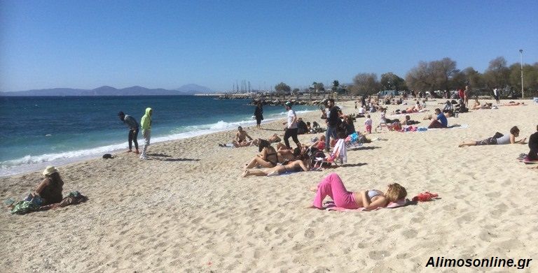 Μετά την παρέλαση, οι Αλιμιώτες και οι Αλιμιώτισσες κατέβηκαν στην παραλία