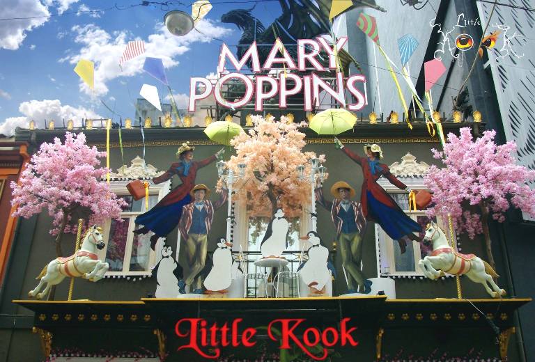 Η Mary Poppins βρίσκεται σε ένα στενό του κέντρου της Αθήνας