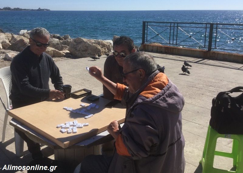 Ντόμινο και συζήτηση στην παραλία Αλίμου