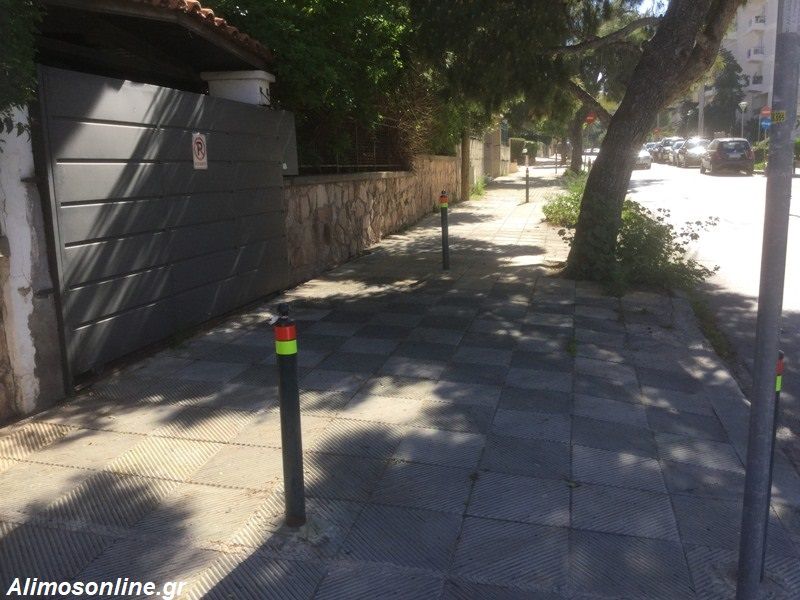 Κολονάκια καταμεσής του πεζοδρομίου