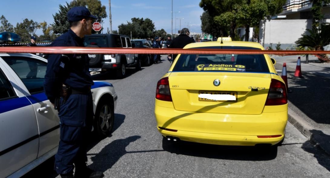 «Μέσα στα αίματα είναι το αυτοκίνητο μέσα- έξω»: Σάλος με τον ταξιτζή που έβγαλε έξω την αιμόφυρτη γυναίκα στο Ελληνικό