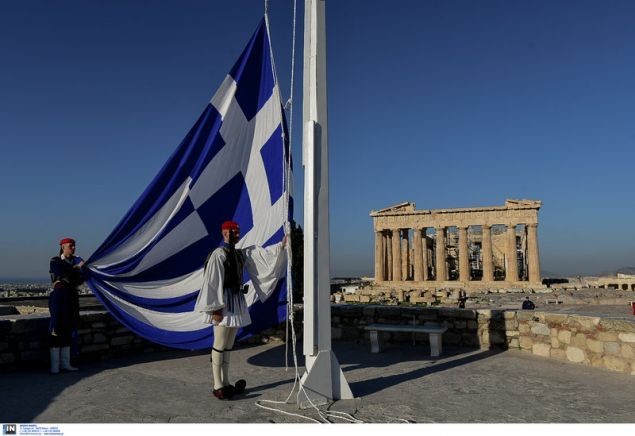 Η έπαρση της σημαίας από άγημα της Προεδρικής Φρουράς στην Ακρόπολη