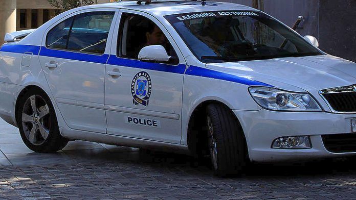 Οι νέες λεπτομέρειες σχετικά με την πτώση άνδρα από το μπαλκόνι του σπιτιού του – Γιατί κατηγορεί τη σύντροφό του και όσα ισχυρίζεται εκείνη