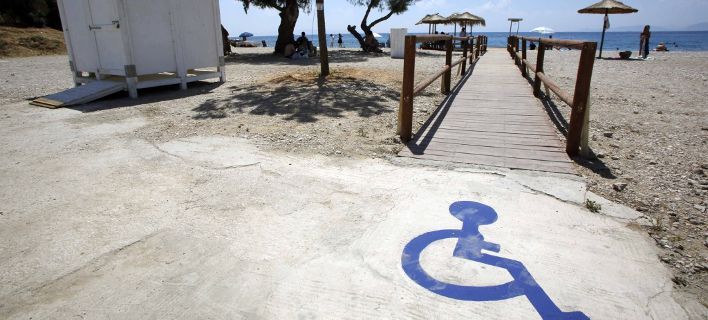 Κάθε δήμος και μια παραλία για ΑμΕΑ, ορίζει νέο νομοσχέδιο για τον αιγιαλό που προωθείται στη Βουλή