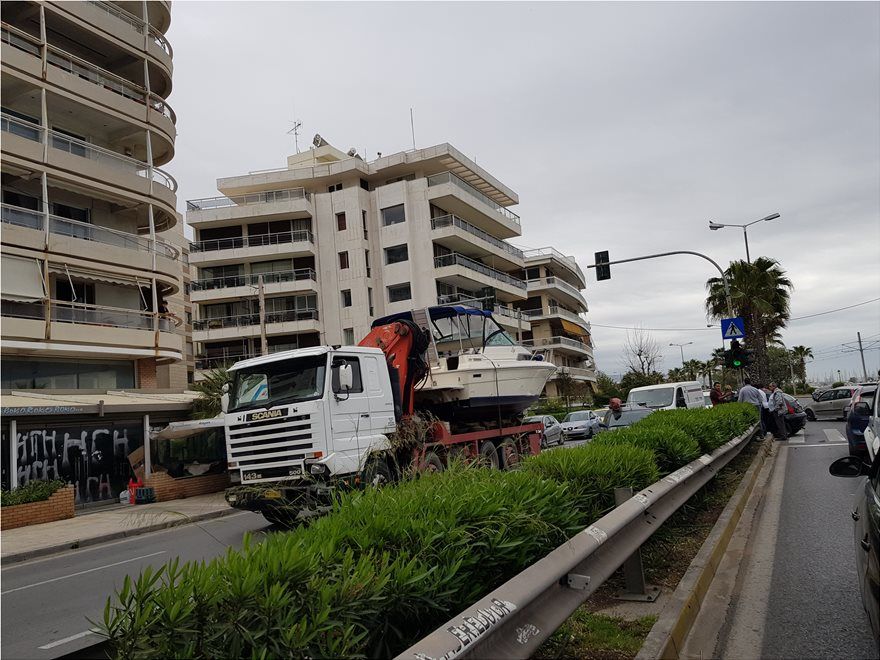 Tροχαίο στην παραλιακή: Φορτηγό συγκρούστηκε με τρία Ι.Χ.