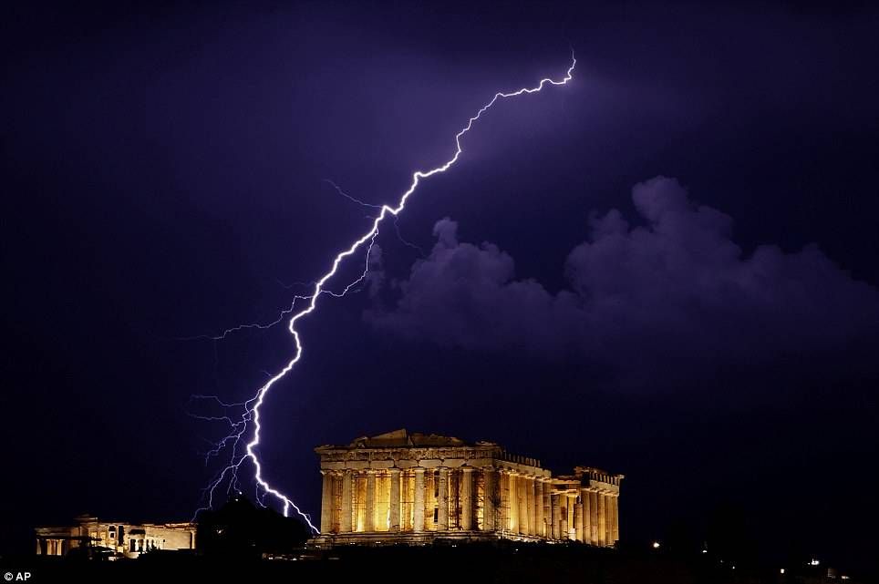 Έπεσε κεραυνός στην Ακρόπολη – 4 τραυματίες