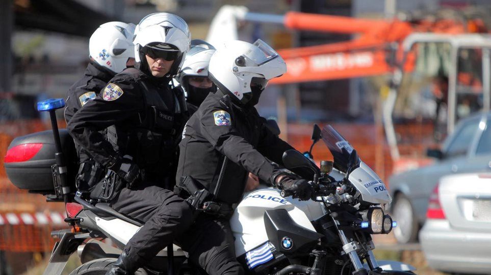 Επίθεση σε αστυνομικούς της ομάδας ΔΙΑΣ στη Βούλα - Τρεις τραυματίες