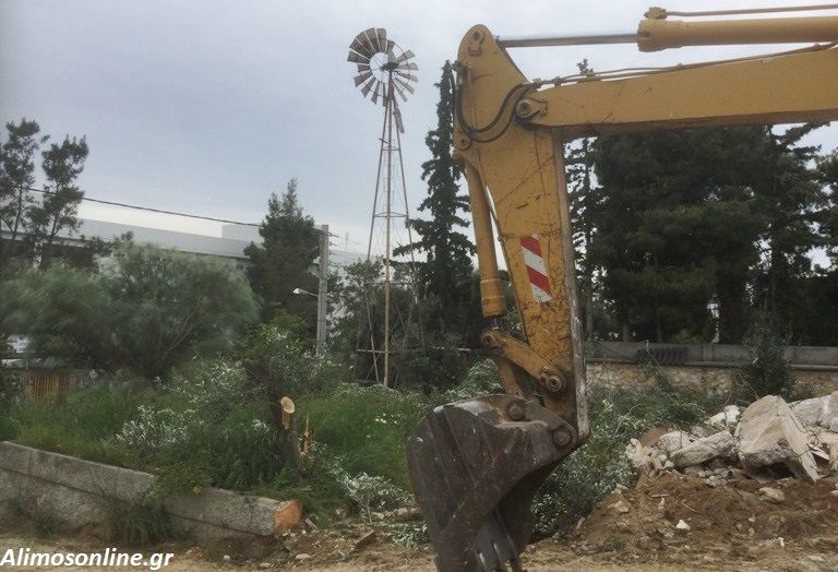 «Φεύγει» ο ανεμόμυλος της οδού Επτανήσου στο Καλαμάκι