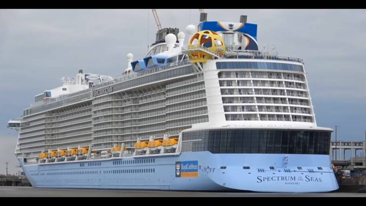 Στον Πειραιά έφτασε το εντυπωσιακό «Spectrum of the seas»
