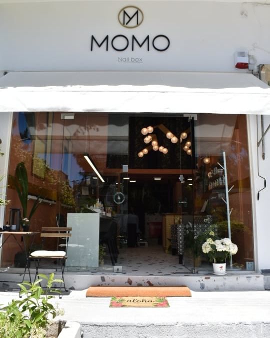 Momo: Χαλαρώστε με ένα ποτήρι σαμπάνιας κάνοντας mani/pedi