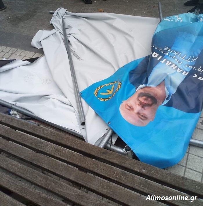 Κουκουλοφόροι διέλυσαν το κιόσκι της «Χρυσής Αυγής» στη Θουκυδίδου