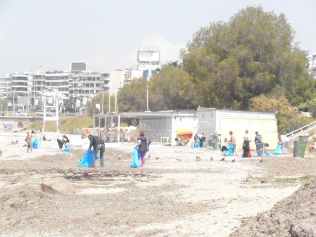 Εθελοντικός καθαρισμός της παραλίας Αλίμου