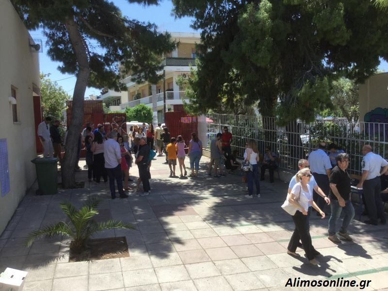 Μειωμένη η κίνηση σήμερα στα εκλογικά κέντρα – Ο Ανδρέας Κονδύλης είναι από νωρίς στο 1ο και 4ο Λύκειο Καλαμακίου
