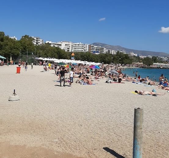 Το αδιαχώρητο σήμερα στις παραλίες του Αλίμου