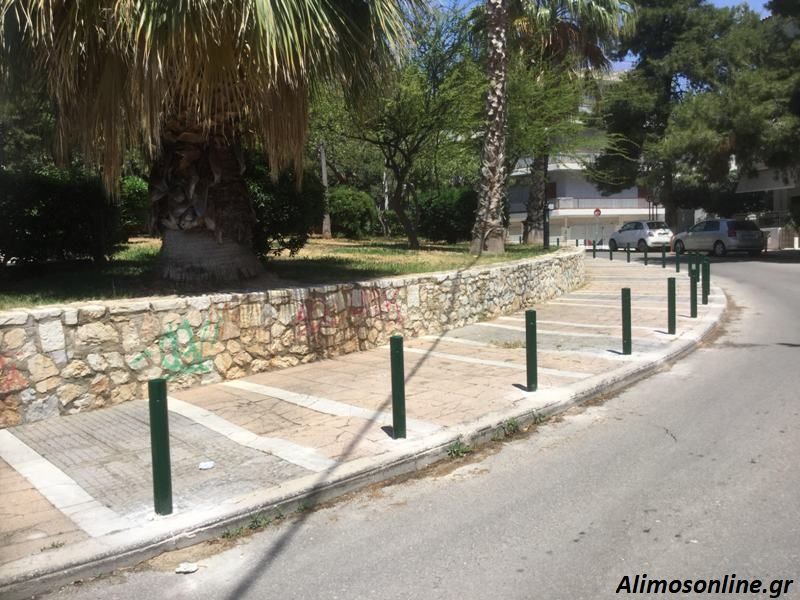 Κολωνάκια για αποτροπή της παράνομης στάθμευσης στην πλατεία Εκτελωνιστών