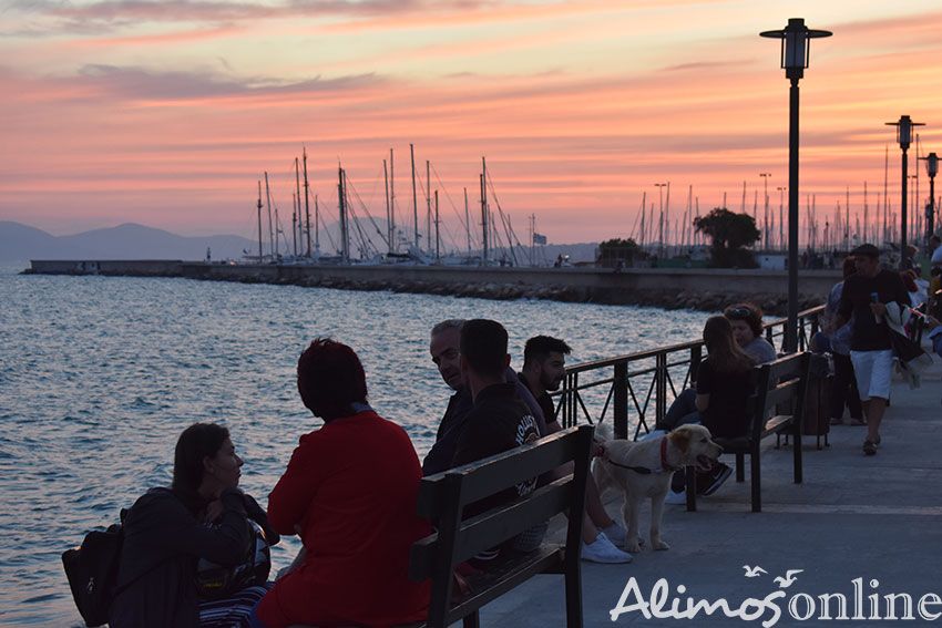 Ο πεζόδρομος της παραλίας κάθε απόγευμα γίνεται τόπος συνάντησης