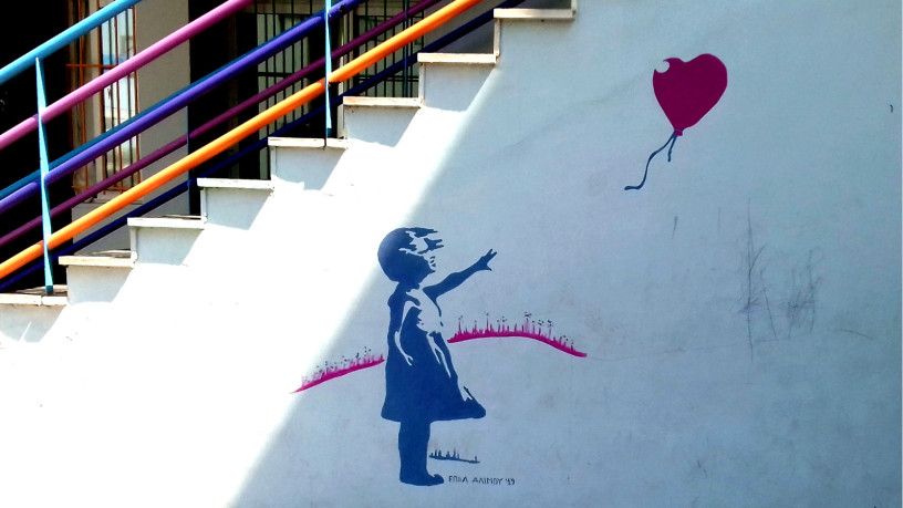 To γνωστό κορίτσι του Bansky κοσμεί πλέον το 1ο ΕΠΑΛ Αλίμου