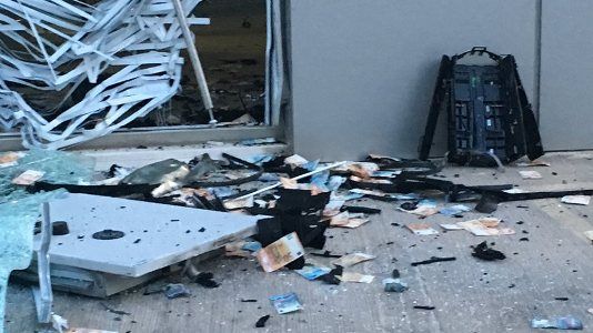 Γλυφάδα: Ανατίναξαν ΑΤΜ και «έβρεξε» λεφτά
