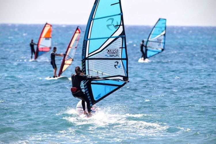 Μαθήματα windsurfing από τον Ναυτικό Όμιλο Αλίμου