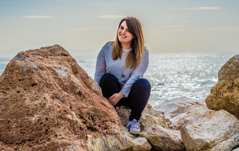 Η Αλιμιώτισσα συγγραφέας Τατιάνα Τζινιώλη,  σας προσκαλεί σε ένα μεγάλο πάρτι στο κέντρο της Αθήνας