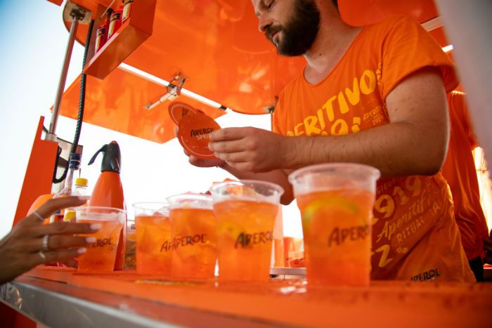 Τα Ultimate Orange Parties by Aperol Spritz επιστρέφουν και ξεκινούν αύριο από τα Νότια Προάστια